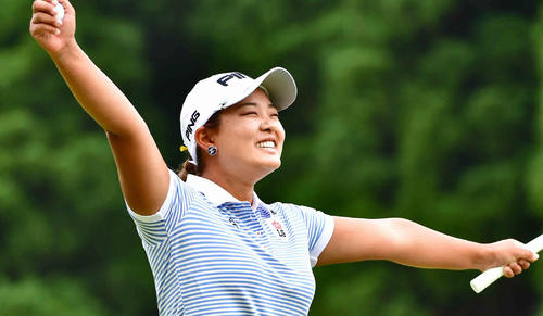プレーオフ1ホール目でバーディーを奪い大会の2連覇と自身初の2週連続優勝を果たした鈴木は勝利の瞬間に両手を上げて大喜び（撮影・小沢裕）