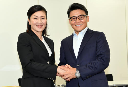 東京五輪日本女子コーチに就任した服部氏（左）は丸山ヘッドコーチと握手を交わす（撮影・滝沢徹郎）