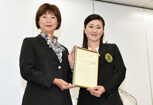 東京五輪日本代表女子コーチに就任した服部（右）は小林強化委員会副委員長と記念撮影する（撮影・滝沢徹郎）