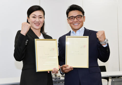 任命書を手にガッツポーズする東京五輪日本女子コーチに就任した服部氏（左）と丸山ヘッドコーチ（撮影・滝沢徹郎）