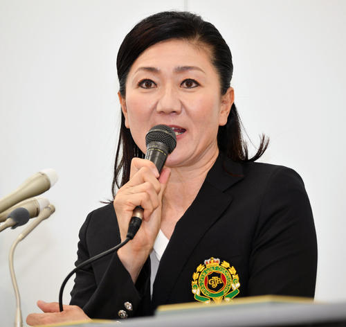 東京五輪日本女子コーチに就任し会見する服部氏（撮影・滝沢徹郎）