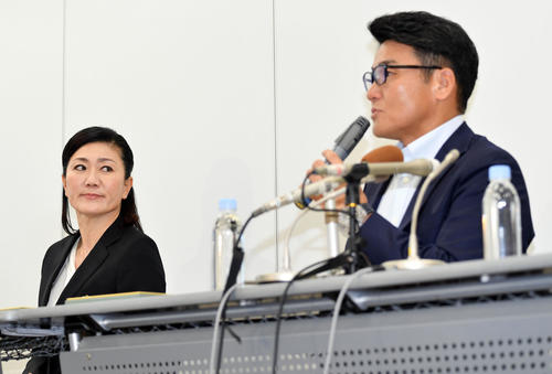 会見する日本代表丸山ヘッドコーチ（手前）に視線を送る女子コーチに就任した服部氏（撮影・滝沢徹郎）