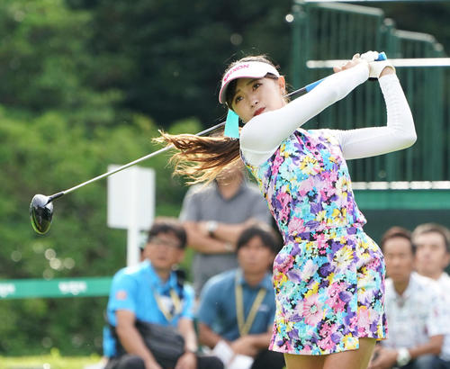 10番、ティーショットを放つ臼井麗香（撮影・加藤諒）