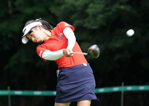 11番、ティーショットを放つ吉本（撮影・加藤諒）