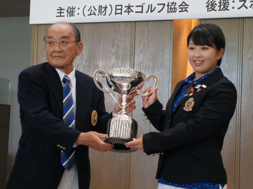 初のアマ女王になり表彰される西郷真央（右）（撮影・益子浩一）