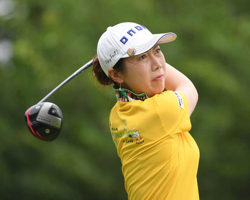 1番、ティーショットを放つ李知姫（撮影・加藤諒）