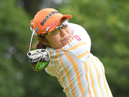 1番、ティーショットを放つ藤田（撮影・加藤諒）