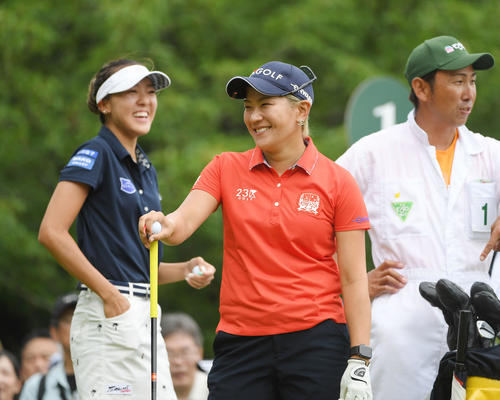1番、ティーショットを前にエイミー・コガ（左）と談笑する成田美寿々（撮影・加藤諒）