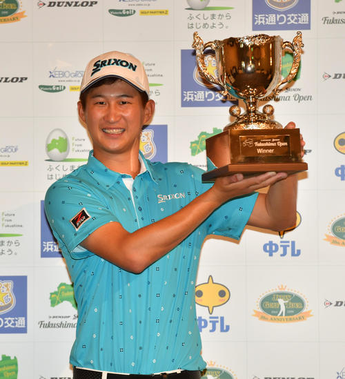 優勝カップを掲げる星野陸也（撮影・柴田隆二）