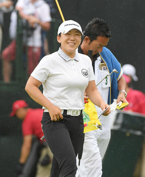 18番、優勝を決めて笑顔を見せる申ジエ（撮影・加藤諒）