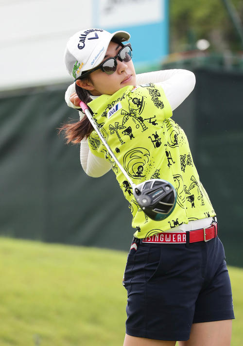 プロアマ戦の10番、ティーショットを放つ三浦桃香（撮影・丹羽敏通）