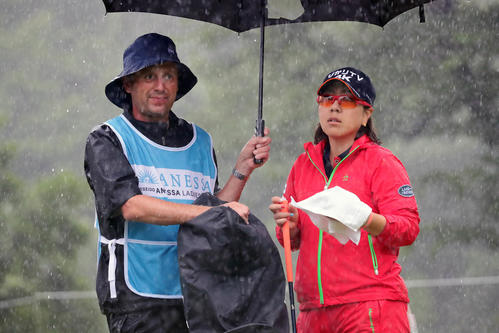 資生堂アネッサレディースオープン　2番、雨が強まる中、フェアウエーを見つめる宮里美香（撮影・丹羽敏通）