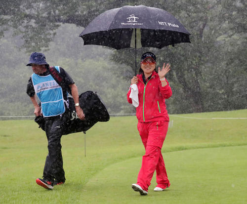 2番、激しい雨で競技が中断して引き揚げる宮里美香（撮影・丹羽敏通）