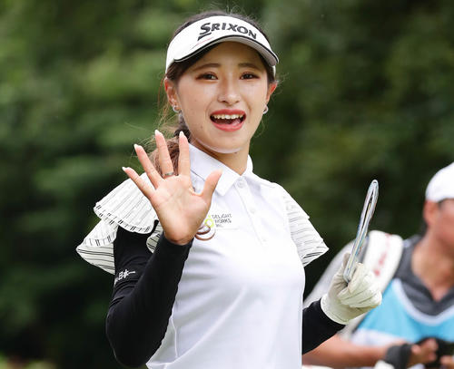 9番、カメラに向かって手を振ってセカンド地点へ向かう臼井麗香（撮影・丹羽敏通）