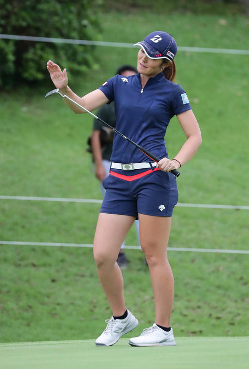 9番、バーディーパットが外れて悔しがる渡辺彩香（撮影・丹羽敏通）