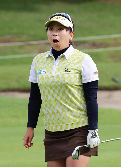 資生堂アネッサ・レディースオープン　10番、リスを見つけて驚く吉田弓美子（撮影・丹羽敏通）