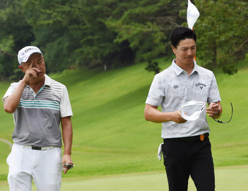 日本プロゴルフ選手権、第1ラウンド、6アンダーでトップタイにつけた石川遼、左は谷口徹（撮影・今浪浩三）