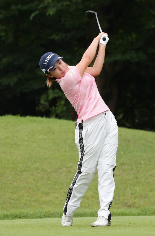 2番、ティーショットを放つ永井花奈（撮影・丹羽敏通）