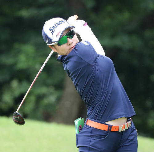 2番、ティーショットを放つ岡山絵里（撮影・丹羽敏通）