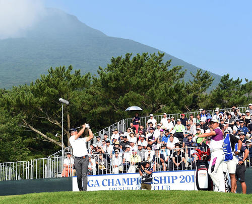 日本プロゴルフ選手権、第3ラウンド、開聞岳を背にティーショットを放つ石川遼、右は北村晃一（撮影・今浪浩三）