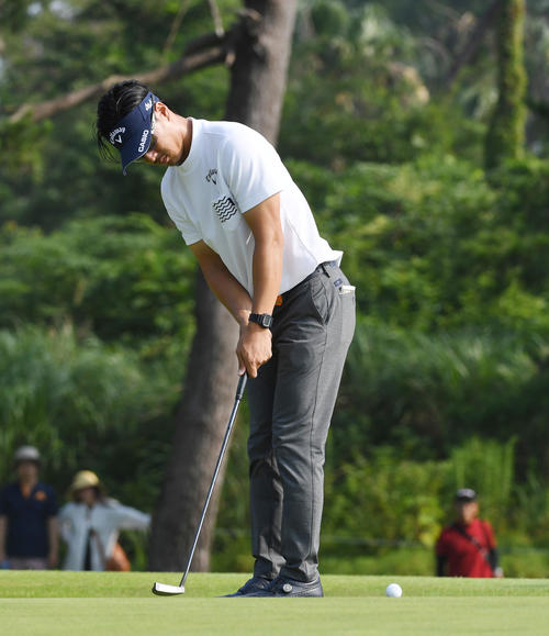 日本プロゴルフ選手権、第3ラウンド、1番でバーディーパットを沈める石川遼（撮影・今浪浩三）