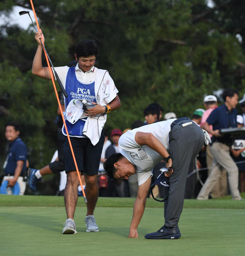 日本プロゴルフ選手権、決勝ラウンド、プレーオフ1ホール目で優勝を決めるイーグルパットを沈めカップからボールを取る石川遼（撮影・今浪浩三）