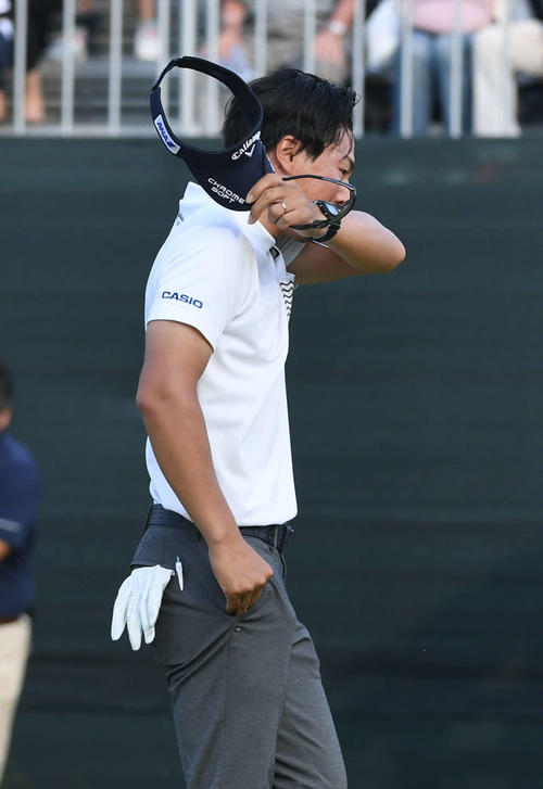 プレーオフ1ホール目で優勝を決めて涙を流す石川遼（撮影・今浪浩三）