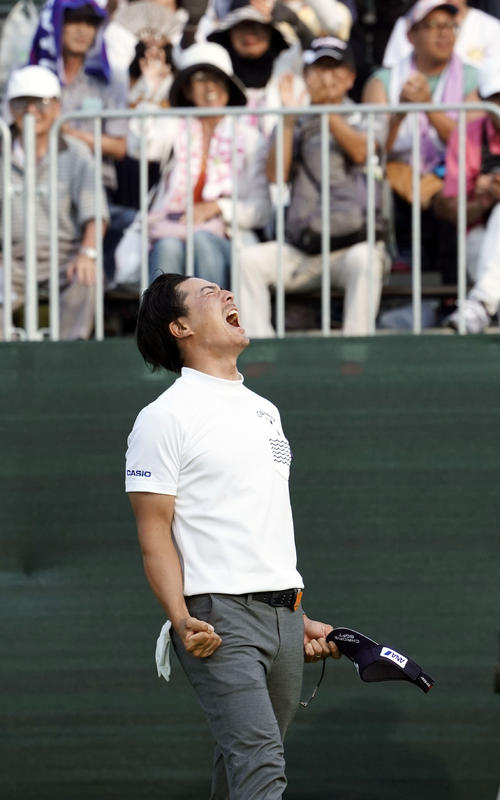 最終日、プレーオフでウイニングパットを沈め大喜びの石川遼。通算13アンダーで優勝（共同）