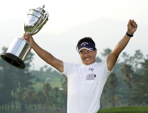 ゴルフの日本プロ選手権で優勝し、トロフィーを手に大喜びの石川遼（共同）