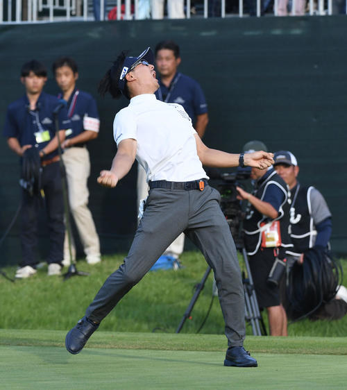 プレーオフ1ホール目で優勝を決めるイーグルパットを沈め雄たけびを上げる石川遼（撮影・今浪浩三）