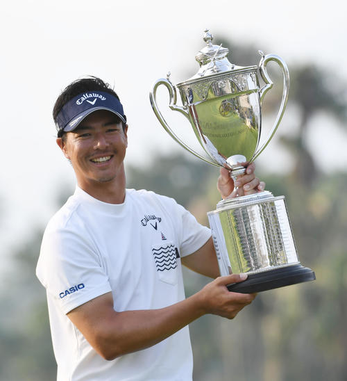 日本プロゴルフ選手権、プレーオフで優勝を決め、優勝杯を手に笑顔の石川遼（撮影・今浪浩三）