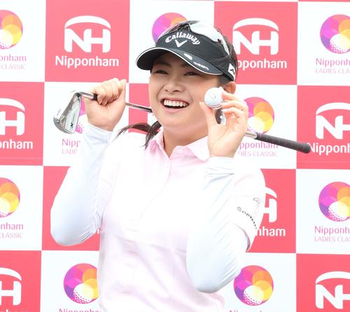 ニッポンハム・レディース　第1日目、11番でホールインワンを出し記念のボールを持ち笑顔の河本（撮影・黒川智章）