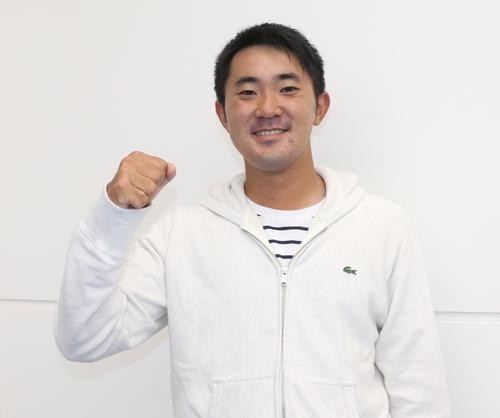 欧州出発前に笑顔を見せる金谷