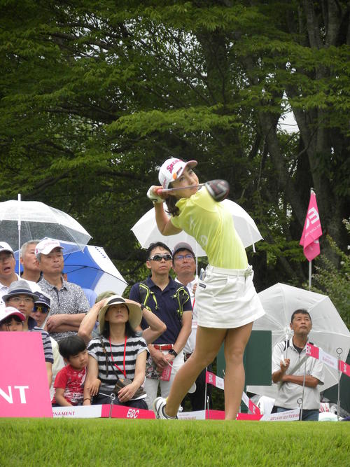 ECCレディース最終日の1番ホールで第1打を放つ村田理沙（撮影・松本航）