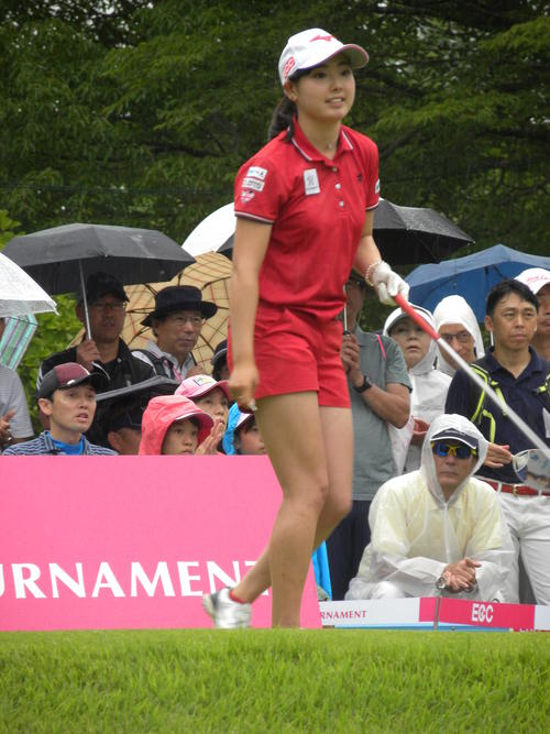 ECCレディース最終日の1番ホールで第1打を放った今綾奈（撮影・松本航）