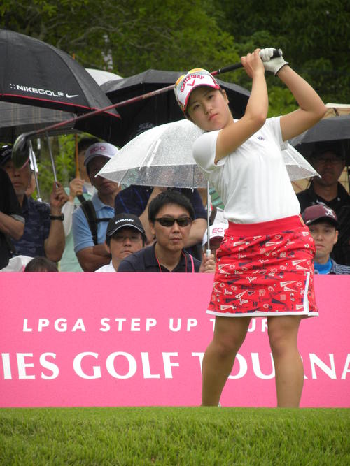 ECCレディース最終日の1番ホールで第1打に臨む西村優菜（撮影・松本航）