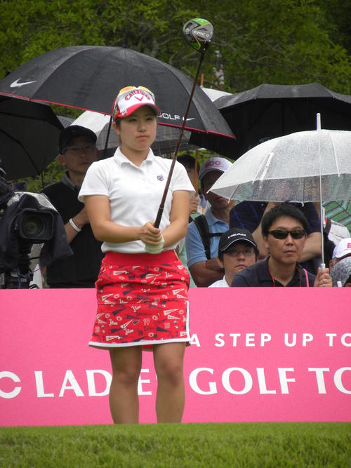 ECCレディース最終日の1番ホールで第1打に臨む西村優菜（撮影・松本航）