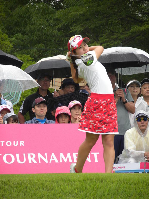ECCレディース最終日の1番ホールで第1打を放つ西村優菜（撮影・松本航）