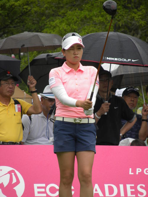 ECCレディース最終日の1番ホールで第1打に臨むキム・チャンミ（撮影・松本航）