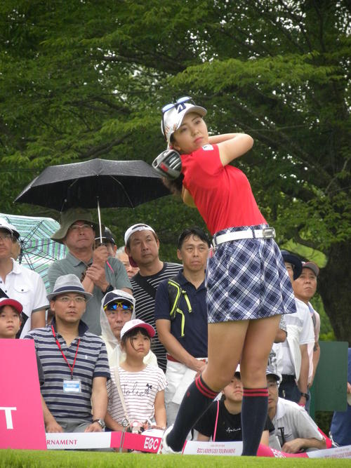 ECCレディース最終日の1番ホールで第1打を放つ堀琴音（撮影・松本航）