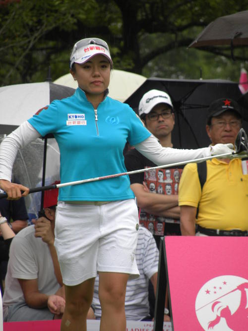 ECCレディース最終日の1番ホールで第1打に臨むサイ・ペイイン（撮影・松本航）