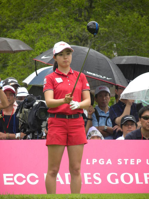 ECCレディース最終日の1番ホールで第1打に臨む今綾奈（撮影・松本航）