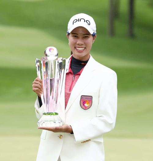 ニッポンハム・レディース　最終日、日本ツアー初優勝し優勝杯を持ち笑顔のS・ランクン（撮影・黒川智章）