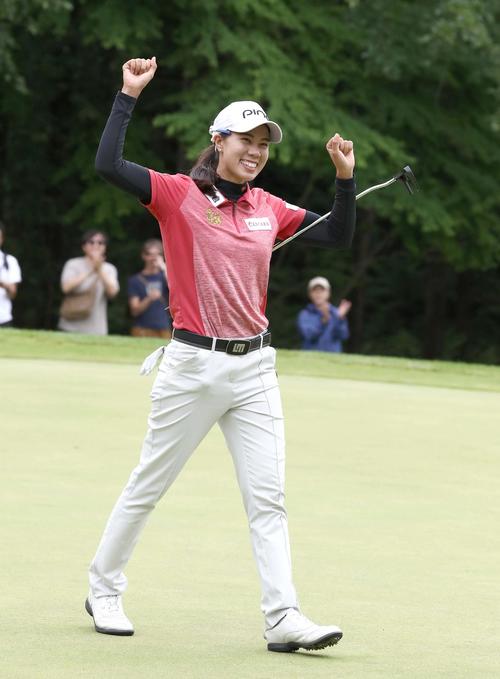 ニッポンハム・レディース　最終日　18番、優勝パットを決めガッツポーズのS・ランクン（撮影・黒川智章）
