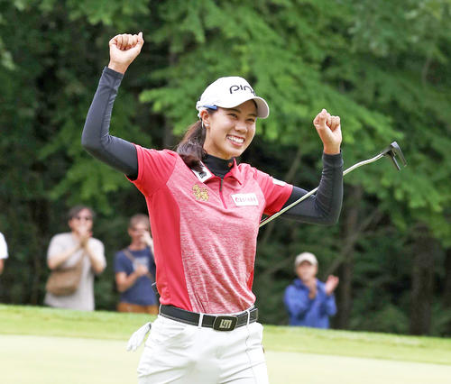 18番、優勝パットを決めガッツポーズのランクン（撮影・黒川智章）