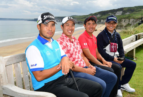 6番、ティーショットを前にベンチで記念撮影に応じる、左から松山、堀川、金谷、解説の丸山茂樹氏（撮影・加藤諒）