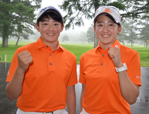 3アンダーで首位に並んだ双子の岩井姉妹。明愛（左）と千怜（撮影・吉池彰）