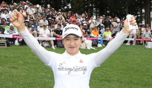 ツアー初優勝飾りガッツポーズする小祝さくら（撮影・中島郁夫）