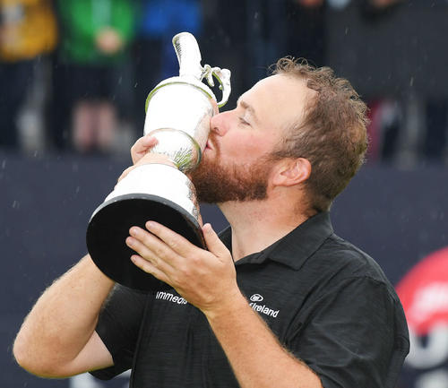表彰式で優勝トロフィーにキスをするシェーン・ローリー（撮影・加藤諒）