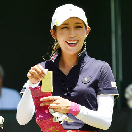 1番、笑顔を見せる金田久美子。4アンダーの3位につけた（撮影・柴田隆二）
